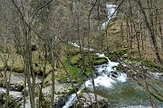 69 In alto le cascate delle Sorgenti dell'Enna ('Fiume Latte')